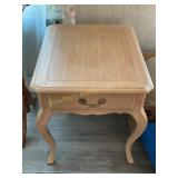 2 Hammary end tables w/1 dovetail drawer - 22ï¿½ x