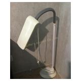Floor lamp w/flexible gooseneck for adjusting