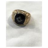 10 kt. Gold menï¿½s ring onyx (missing center