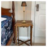 Oak end table 16'x16ï¿½x27ï¿½ w/lamp 18ï¿½h