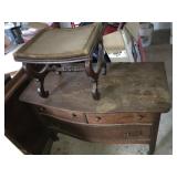 Oak Dresser 28'x40ï¿½ & stool 17ï¿½x15ï¿½ (show wear)