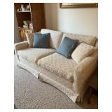 Loveseat 63' x 30' x 33' w/ pillows