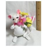 Annalee 2013 white mouse w/flowers, 4'