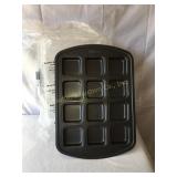 Pampered Chef brownie pan w/plastic lid, new