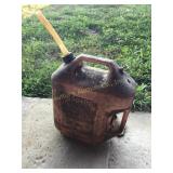 Vtg Rubbermaid 6 gal Essence gas can (no shipping)