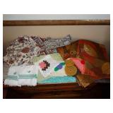 Linen lot- place mats, cloth napkins, pot