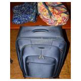 Luggage Samsonite on rotating rollers & 2 Tote