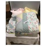 COMFORTER WITH PILLOWS AND PILLOW SHAMS