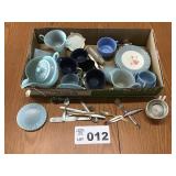CHILDS PLASTIC TEA SET CHILDS PLASTIC TEA SET