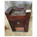 VINTAGE CROSLEY UPRIGHT RADIO