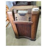 VINTAGE PHILCO UPRIGHT RADIO