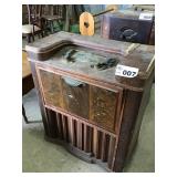 VINTAGE ZENITH UPRIGHT RADIO