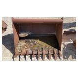 4FT TOOTH BUCKET CRACKED