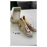MINNETONKA MOCCASINS. SZ 6