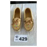 MINNEHAHA MOCCASINS SZ 6