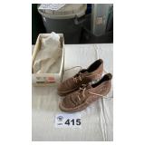 MINNETONKA MOCCASINS. SZ 6