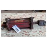 HYDRAULIC CYLINDER AND HOSE