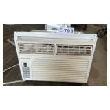 WINDOW AIR CONDITIONER