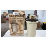 PLASTIC ICE CREAM FREEZER