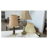 2 TABLE LAMPS, EXTRA SHADE