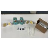 S & P SHAKERS, PLASTIC KNIVES