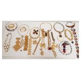 Group of fashion jewelry including Castlecliffs,