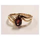 10K gold ring set with oval garnet - 2.3 grams -