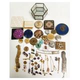 Group vintage compacts & vitrine box with