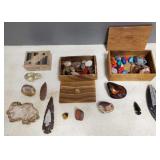 Gp stone items incl agates, fossil stone points,