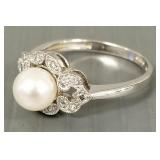 14K white gold pearl ring w/ diamond accents- 3.2g