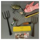 Gp fishing items incl 3 spears, Lg novelty lures,