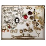 Group vintage jewelry incl rhinestone, brooches,