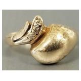 Vintage 14k gold ring s/w three tiny diamonds- 3g,