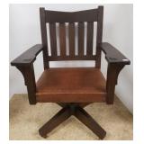 Gustav Stickley V-back oak office chair- u