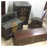 2 RCA Victor radios & 1 external speaker & Zenith