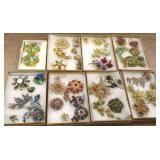 Group of aprox. 30 vintage brooches, bracelets,