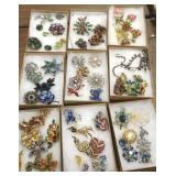 Group of costume & vintage brooches & earrings