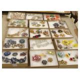 Group of assorted vintage brooches & necklace