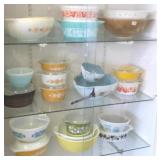 Group vintage Pyrex bowls, etc