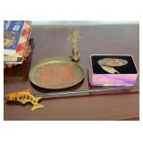 CHANGE TRAY, FISH BACK SCRATCHER, KNIFE (ALT LOC)