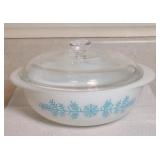 PYREX COVERED CASSEROLE FROST GARLAND W/ LID