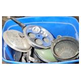 POTS & PANS IN TOTE