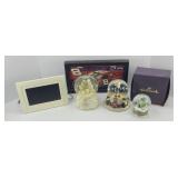 (3) SNOWGLOBES & DIGITAL PICTURE FRAME