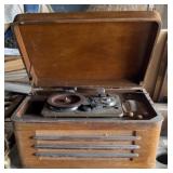 ANTIQUE TURNTABLE (NEEDS WORK)