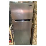 SMALL MAGIC CHEF REFRIGERATOR & FREEZER, WORKING