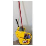MOP BUCKET W/ MOP & EXTRA HEADS