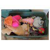 PLUSH ANIMALS & TOYS IN TOTE