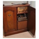 MAGNAVOX RADIO & PHONOGRAPH W/ RECORD STORAGE
