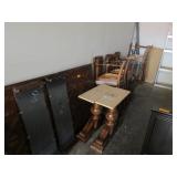 Dining Room Table With 2) Extension Leafs And