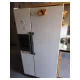 Side by Side Fridge with Ice Despenser
